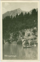 Hungerburgsee gegen Brandjoch; 1912 als Teil der Seehof-Anlagen angelegt und 1933 aufgelassen worden. Gelatinesilberabzug 9 x 14 cm; Impressum: Foto Dialer, Innsbruck um 1925.  Inv.-Nr. vu914gs01029