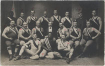 "Internationale Ringkampf-Konkurrenz 22. Aug. - 1. Sept. (19)09 beim Gold(enen). Schiff, 2. Sept. - 24. Sept. (19)09 im Großen Stadtsaal …" Gelatinesilberabzug 9 x 14 cm; Julius Schär, M(aria). Theres(ien).-St(raße). 37, Innsbruck. Inv.-Nr. vu914gs00860