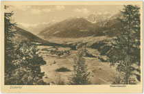 Panorama von Schönberg im Stubaital. Lichtdruck 9 x 14 cm; Impressum: Verlag von Cäsar Berann, Hall in Tirol; postalisch gelaufen 1938.  Inv.-Nr. vu914ld00230