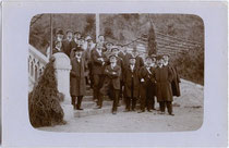 Couleurbummel von Altherren diverser Korporationen auf dem Weg zum Sonnenburgerhof in Innsbruck, Privataufnahme wohl eines Amateurphotographen. Gelatinesilberabzug 9 x 14 cm, postalisch befördert 1908.  Inv.-Nr. vu914gs00042
