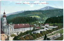 Prämonstratenser Chorherrenstift Wilten, Klostergasse 7 mit Bergiselbahnhof, Berg Isel und Patscherkofel. Photochromdruck 9 x 14 cm; Impressum: Robert Warger, Innsbruck 1909.  Inv.-Nr. vu914pcd00142