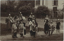 Akteure als Ritter beim Festumzug zum Stadtgründungsjubiläum 1000 Jahre Brixen 1901. Gelatinesilberabzug 9 x 14 cm ohne Impressumsvermerk.  Inv.-Nr. vu914gs00226