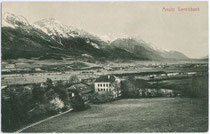 Ansitz Gerolsbach in Götzens gegen Innsbruck und Nordkette. Lichtdruck 9 x 14 cm ohne Impressum, um 1905.  Inv.-Nr. vu914ld00048
