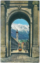 Straßenbahntrasse in der Leopoldstraße in Wilten, weiterführend nach Passieren der Triumphpforte auf der Maria-Theresien-Straße der Inneren Stadt. Photochromdruck 9 x 14 cm; Wilhelm Stempfle Innsbruck um 1910.  Inv.-Nr. vu914pcd00093