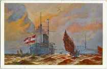 S.M.S. "Kaiserin Elisabeth" (Stapellauf 1890, Umbau 1906), geschützter Kreuzer der Franz-Joseph-I.-Klasse vor Kiautschou (1898-1914 reichsdeutsche Kolonie in China). Farbautotypie 9 x 14 cm (Künstlersignatur unleserlich).  Inv.-Nr. vu914fat00124