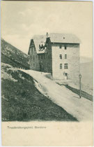 Gebäude vom Truppenübungsplatz auf dem Monte Bondone im Gemeindegebiet der Stadt Trient (in Ruinen vorhanden). Lichtdruck 9 x 14 cm; Impressum: A(lois). Kapper, Trient 1911.  Inv.-Nr. vu914ld00242