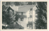 Im Heimatstil erbaute Villa "Fichtenhof" in Igls. Gelatinesilberabzug 9 x 14 cm; Impressum: Carl Michel, Igls um 1930.  Inv.-Nr. vu914gs00252