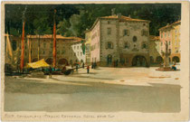 Hotel Bayerischer Hof, heute Wohn- und Geschäftshaus (links) und Rathaus (rechts) von Riva del Garda. Chromolithographie 9 x 14 cm nach Original von M. Zeno Diemer. Impressum: Ottmar Zieher, München um 1900. Inv.-Nr. vu914clg00042