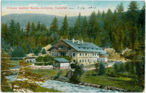 "Ortners Gasthof Sonne" in Innichen im Pustertal, Südtirol (ehem. Bezirk Lienz, Gerichtsbezirk Sillian). Kombinationsfarbdruck 9 x 14 cm; Impressum: Karl Redlich, Innsbruck; postalisch befördert 1912.  Inv.-Nr. vu914kfd00039