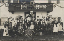 Gäste beim "Lager- und Sägeball" in einem unbezeichneten Gasthof im Raum Innsbruck. Gelatinesilberabzug 9 x 14 cm; Impressum: M. Senoner Inh(aber). K(arl). Goldmann, Maria-Theresien-Straße 13, Innsbruck.  Inv.-Nr. vu914gs00774
