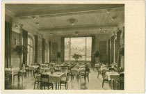 Speisesaal im ehemaligen Hotel "Tyrol" (im 2. Weltkrieg zerbombt) mit Ausblick auf die Nordkette. Autotypie 9 x 14 cm; Impressum: Kunstdruck Deyhle, Stuttgart um 1920.  Inv.-Nr. vu914at00025