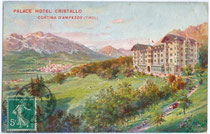 Palace Hotel „Cristallo“ in Cortina d'Ampezzo, erbaut im Heimatstil mit Jugendstildekor. Farbautotypie 9 x 14 cm; Impressum: Richter & Co., Napoli; postalisch gelaufen 1911.  Inv.-Nr. vu914fat00037