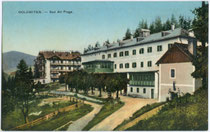 Bad Altprags, Gemeinde Prags, ehemals Bezirk Bruneck (heute Bezirksgemeinschaft Pustertal), Südtirol. Photochromdruck 9 x 14 cm; Impressum; Gerstenberger & Müller, Bozen um 1907.  Inv.-Nr. vu914pcd00319
