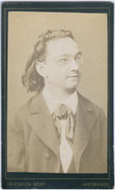 Josef Pembaur (1848-1923), Komponist, Dirigent, Leiter der Musikschule des Innsbrucker Musikvereins. Albuminabzug auf Untersatzkarton 6,5 x 10,6 cm (Visitformat); Impressum: Friedrich Bopp, Innsbruck um 1890. Inv.-Nr. vuVIS-00196