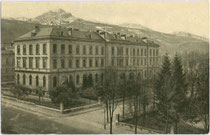 K. k. Anatomisches Institut der Unviersität Innsbruck in Wilten, Müllerstraße 59, erbaut 1889. Autotypie 9 x 14 cm; Impressum: K. k. Wagner'sche Universitäts-Buchdruckerei um 1914.  Inv.-Nr. vu914at00026