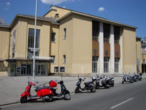 Innsbrucker Stadtsäle mit den „Kammerspielen“ in Innsbruck, Innere Stadt, Universitätsstraße 1 (2015 für das neue „Haus der Musik“ geschleift worden). Digitalphoto; © Johann G. Mairhofer 2014.  Inv.-Nr. 2DSC00420