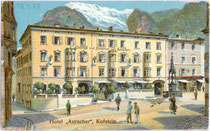 Hotel “Auracher” in Kufstein, Unterer Stadtplatz 11 (heute Wohn- und Geschäftshaus). Chromolithographie 9 x 14 cm; Impressum: Act(iengesellschaft). Münchener Chromolith(ographische). Kunstanstalt um 1900.  Inv.-Nr. vu914clg00019