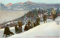 Rodelpartie am Weg zum Rechenhof über Arzl, Stadt Innsbruck. Photochromdruck 9 x 14 cm; Initialisiertes Impressum: C(arl). L(ampe). I(nnsbruck)., um 1910. Einzelne dargestellte Personen mittels Photomontagen montiert.  Inv.-Nr. vu914pcd00086