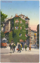 Straßenbahntriebwagen der Linie 2 von der Haltestelle „Innbrücke“ kommend (links – nicht im Bild) beim Gasthof „Ottoburg“ am Eingang zur Altstadt. Photochromdruck 9 x 4 cm; K(arl). Redlich, Innsbruck um 1910.  Inv.-Nr. vu914pcd00189