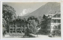 Pension (links) und Gasthaus (rechts) „Brauhaus“ in Jenbach, Bezirk Schwaz, Tirol. Gelatinesilberabzug 9 x 14 cm ohne Impressum; postalisch befördert 1938.  Inv.-Nr. vu914gs00034
