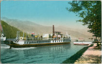 Dampfschiff „St. Benedikt“ der Achensee-Schifffahrt – in Dienst gestellt am 21. Juli 1889 - bei einem Anlegemanöver. Kombinationsfarbdruck 9 x 14 cm; Impressum: Ottmar Zieher, München um 1907.  Inv.-Nr. vu914kfd00041