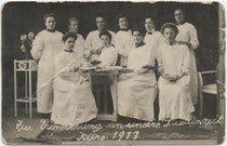Pharmaziestudentinnen an der Universität Innsbruck. Gelatinesilberabzug 9 x 14 cm; Impressum: Anni Zeibig, Maria-Theresien-Str. 27, Innsbruck 1913.  Inv.-Nr. vu914gs00828  