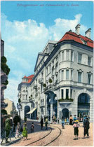 Gleiskörper der Grieser Linie der Bozner Straßenbahn bei der Abzweigung Goethe- in die Defreggerstraße und das Geschäfts- und Wohnhaus „Colonnadenhof“. Photochromdruck 9 x 14 cm; Joh(ann). F(ilibert). Amonn, Bozen 1910.  Inv.-Nr. vu914pcd00095