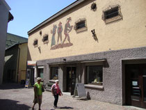 Ehemalige Haller Filmbühne (heute Tourismusbüro der Stadt Hall und Tourismusregion Hall-Wattens) in der Wallpachgasse 5 in Hall i.T.  Digitalphoto; © Johann G. Mairhofer 2013.  Inv.-Nr. 1DSC07266