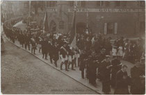 Fronleichnamsprozession der Stadtpfarre (heute Dompfarre) Innsbruck beim Gasthof GOLDENER ADLER in der Altstadt, Herzog-Friedrich-Straße 6. Gelatinesilberabzug 9 x 14 cm. Fritz Gratl, Photographie und Verlag, Innsbruck. Inv.-Nr. vu914gs00224 