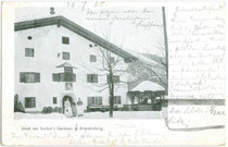 "Ascher's Gasthaus" in Brandenberg vis à vis der Pfarrkirche zum Hl. Georg noch vor dem Brand.  Autotypie 9 x 14 cm ohne Impressum, postalisch gelaufen 1905.  Inv.-Nr. vu914at00004 