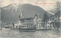 Dampfschiff „St. Joseph“ beim Hotel „Fürstenhof“ in Pertisau, Gemeinde Eben, Bezirk Schwaz, Tirol um 1910. Lichtdruck 9 x 14 cm; Impressum: Gebr. Metz, Tübingen. Inv.-Nr. vu914ld00028
