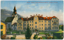 Kaiser Franz Joseph-Jubiläumsspital (heute mit Erweiterungsbauten Bezirkskrankenhaus) und Spitalkirche in Schwaz. Photochromdruck 9 x 14 cm; Impressum: G(eorg). Angerer, Schwaz, postalisch befördert 1920.  Inv.-Nr. vu914pcd00082