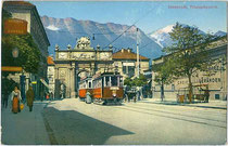 Triebwagen 47 und ein weiterer der Localbahn Innsbruck-Hall bei der Haltestelle Triumphpforte. Photochromdruck 9x14cm; Impressum: Wilhelm Stempfle, Innsbruck um 1910.  Inv.-Nr. vu914pcd00212