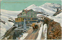 Der zum 40. Regierungsjubiläums von Kaiser Franz Joseph geschaffene Obelisk auf dem Stilfser Joch, it. Passo dello Stelvio (2.757 m.s.l.m.). Photochromdruck 9 x 14 cm; Impressum: Gebr. Baehrendt, Meran 1909.  Inv.-Nr.  vu914pcd00289