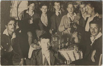"Gesellenvereinswallfahrt nach St. Magdalena (Anm.: Stadtgemeinde Bozen) 1919 beim Wenzergarten um 12 h Blitzlichtaufnahme" (handschr. bez.). Gelatinesilberabzug 9 x 14 cm ohne Impressum.  Inv.-Nr. vu914gs00227