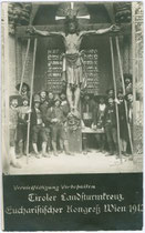 "Tiroler Landsturmkreuz" vorgetragen beim Eucharistischen Weltkongress in Wien im Jahr 1912. Gelatinesilberabzug 9 x 14 cm; Impressum: Paul de Frères, Wien I., Rotenturmstraße 31.  Inv.-Nr. vu914gs00283
