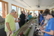Der Ausstellungsraum ist den ganzen Tag lang gut besucht