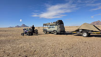 QUAD, MOTO DANS LES PAYSAGES SAUVAGES DE NAMIBIE.