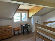 3ème étage Chambre 6 (1 lit simple et 1 lit superposé)