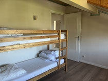 3ème étage Chambre 6 (1 lit simple et 1 lit superposé)