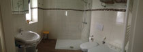 Badezimmer mit Dusche