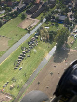Deze foto is vanuit een origineel oorlogsvliegtuig gemaakt. Wij hadden hier bij "Museum De Vrijheid" in Lekkerkerk een twee-daags evenement, met twee mockbattles.