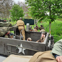 Voordat je moet opkomen tijdens bijvoorbeeld een optreden, moet je wachten. Wij stonden hier met de 2 Halftracks te wachten op ons seintje.