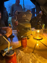 We vonden het grappig om alle petjes van de Duitse re-enactors op elkaar te stapelen.