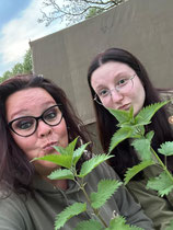 Nathalie en ik kregen een foto doorgestuurd gekregen van een vriend van ons, met allemaal bloemetjes. Toen dachten wij, "Dit kunnen wij ook!", dus gingen we brandnetels plukken om het wat grappiger te maken.