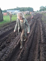 Er is heel vaak erg veel modder op evenementen waar veel voertuigen heen en weer moeten rijden over hetzelfde pad. Zo ook in de Achterhoek tijdens het Rolling Steel weekend. Deze foto is gemaakt in 2016.