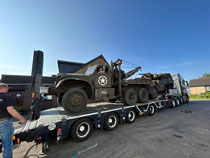 De Diamond T en Halftrack stonden mooi op een dieplader, zodat we naar Hellevoetsluis konden gaan.
