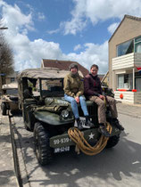 Het was tijdens deze rit heel erg koud, dus Frank en ik vonden het een heel goed idee om lekker warm te worden op de motorkap van de Dodge WC51.