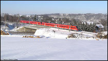 Bei herrlichem Winterwetter ist eine Doppeltraktion der Baureihe 612 am 08.01.2009 auf der Sachsen-Franken-Magistrale nach Dresden.