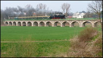 Noch einmal Dampfbetrieb auf der Strecke nach Hainichen, hier am 05.04.2009 auf dem Braunsdorfer Viadukt.